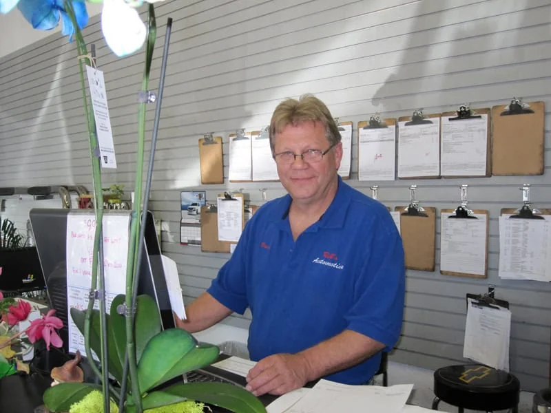 Service advisor at the counter at Rob's Automotive Repair Center, Clackamas, OR