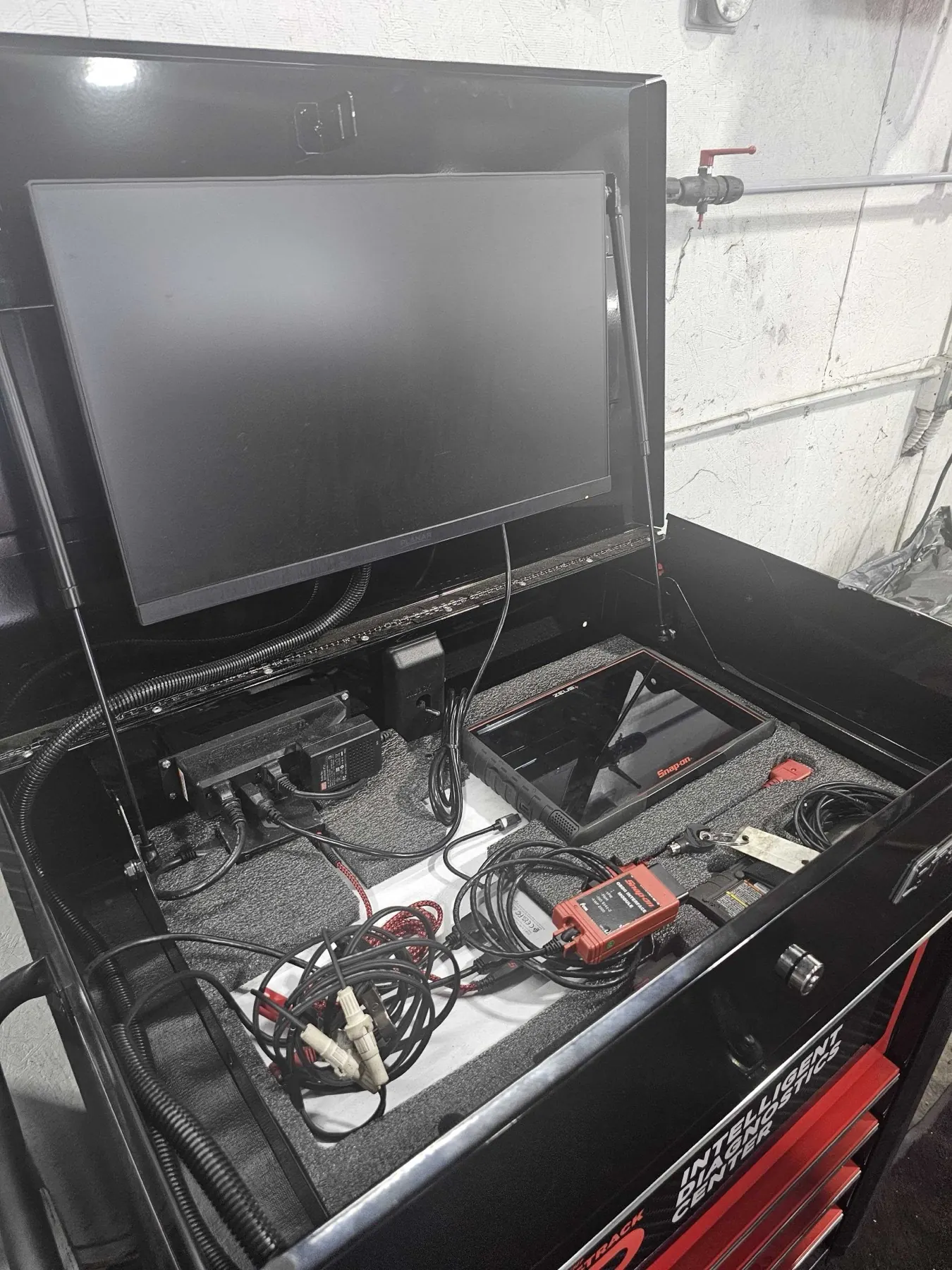 Snap-On Intelligent Diagnostics scope and tablet inside the diagnostic cart at Rob's Automotive Repair Center in Clackamas, Oregon